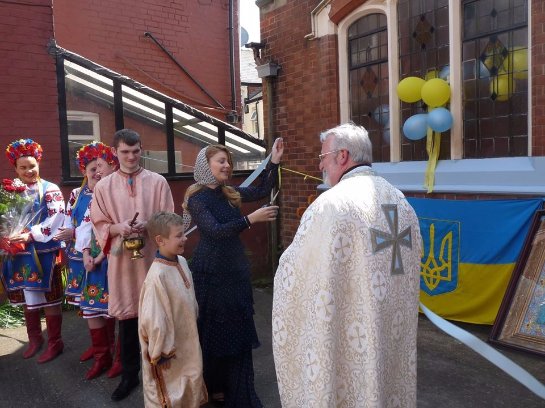 Тина Кароль с сыном пономарём открыла Центр украинской общины в Великобритании