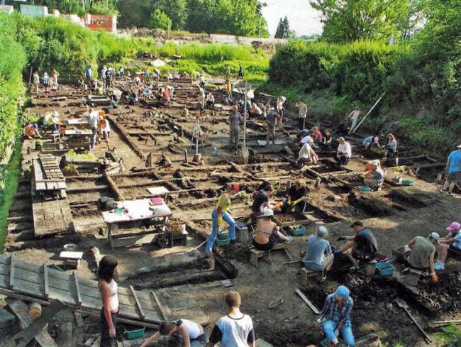 В Великом Новгороде нашли старинную кожаную маску