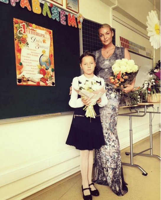 Анастасия Волочкова пришла в школу к дочери в ярком вечернем наряде
