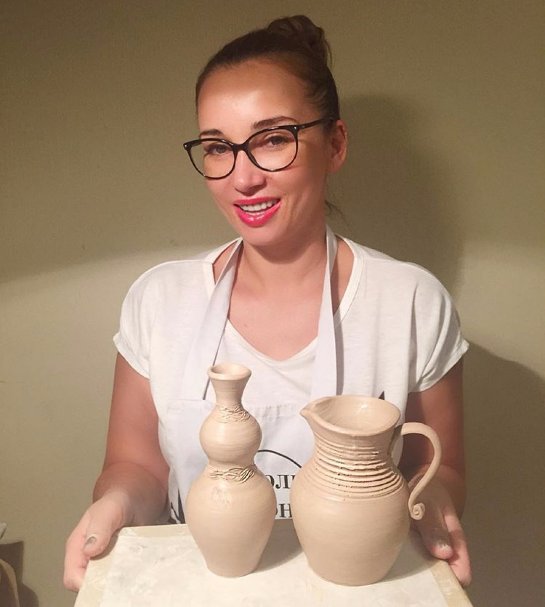 Анфиса Чехова научилась делать глиняные горшки