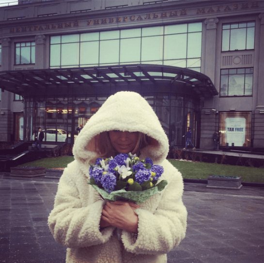 Вера Брежнева прогулялась по Москве в необычном пальто
