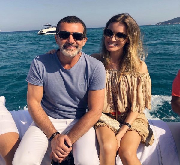 Антонио Бандерас проводит уик-энд со своей девушкой на яхте в Монако
