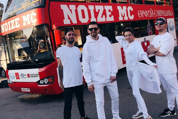 Noize MC в Москве  исполнил оперу «Орфей и Эвридика» на крыше движущегося автобуса