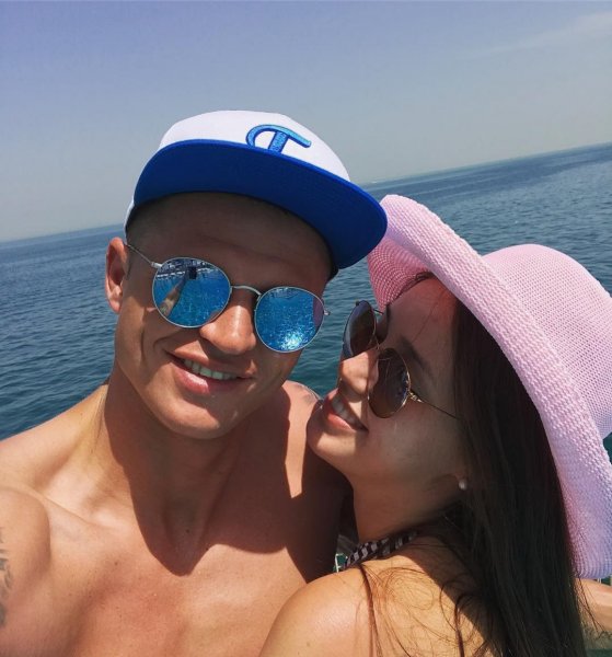 Дмитрий Тарасов отправился на отдых без своей беременной жены
