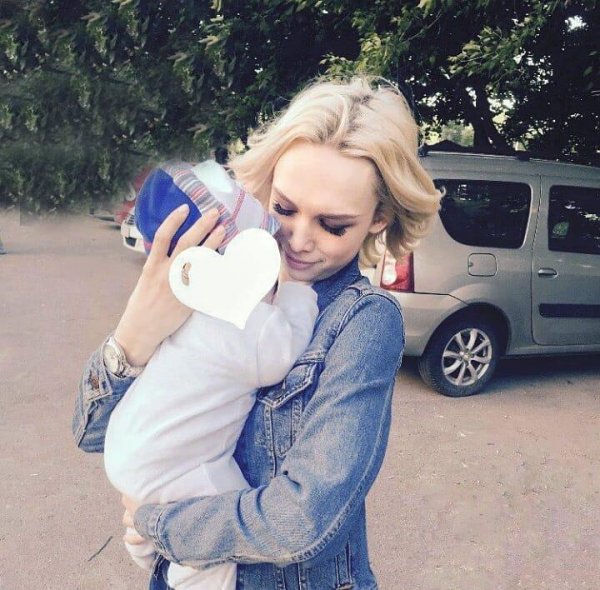 Диана Шурыгина с грудным ребенком на руках прокомментировала свою беременность и развод