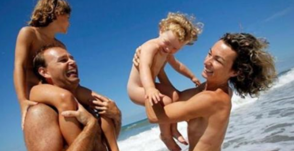 Панин поздравил россиян с Днем защиты детей «голым» семейным фото