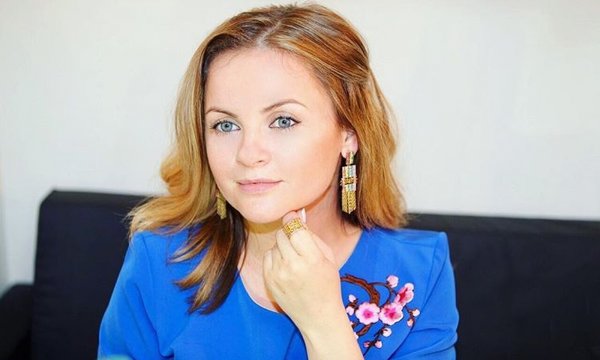 Со спущенными чулками и бутылкой в руке: Лохматая Проскурякова шокировала пользователей