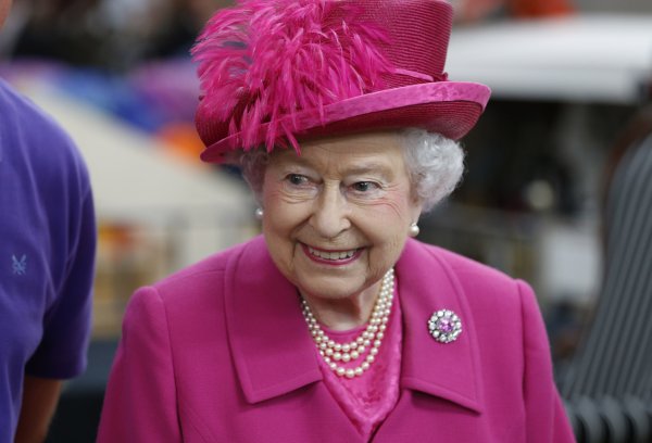 Елизавета II убрала фото Меган Маркл из Букингемского дворца