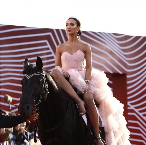 В шоу-бизнес на коне: Ольга Бузова потеряла платье из-за эпатажного выезда на МУЗ-ТВ