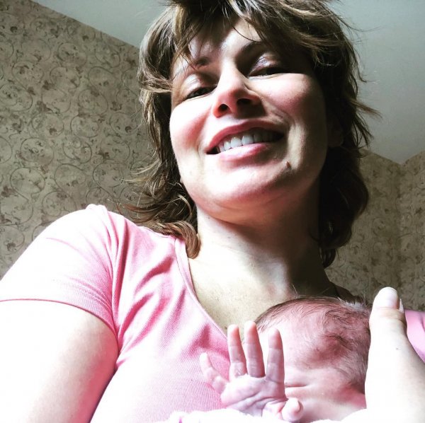 Опухла и постарела: Фанаты обсуждают Светлану Зейналову на первом фото с новорожденной дочерью