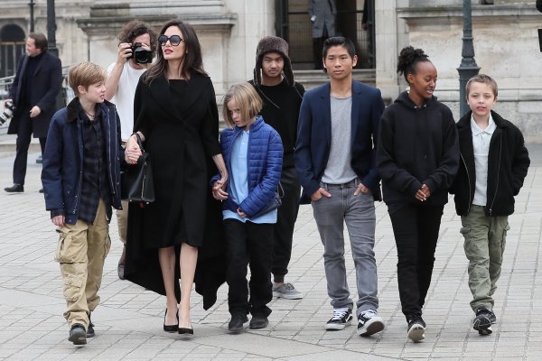 Анджелина Джоли может потерять опеку над детьми из-за Брэда Питта
