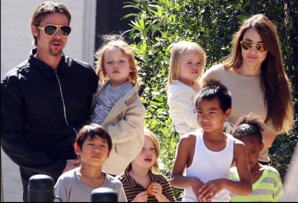 Анджелина Джоли может потерять опеку над детьми из-за Брэда Питта