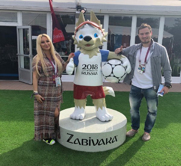 Лера Кудрявцева с мужем пришла на футбольный матч в платье-ковре