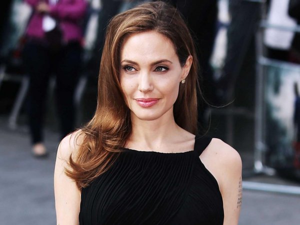 Куртку Анджелины Джоли с фильма «Лара Крофт» продадут с аукциона