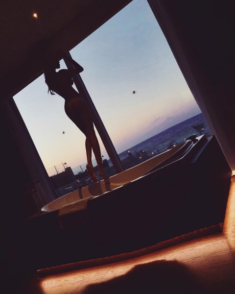 «Ночная нимфа»: Алена Шишкова на голом фото показала все изгибы своего тела