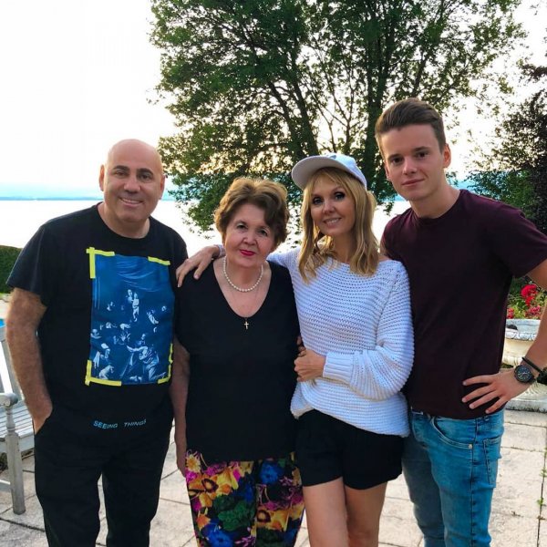Певица Валерия показала фото своей дружной семьи