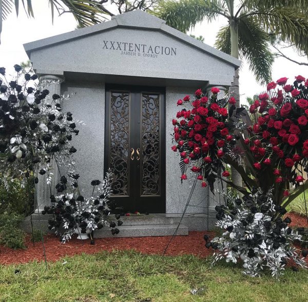 Мать убитого репера XXXTentacion показала мавзолей сына
