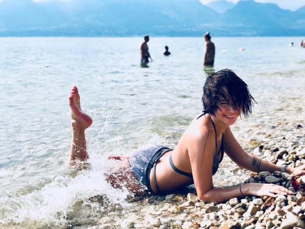 «Жирная» Настасья Самбурская соблазняет гальку на пляже