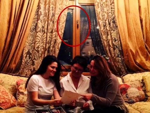 «Это точно она!»: Призрак Жанны Фриске появился на фото из её дома
