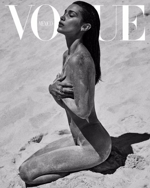 Белла Хадид снялась на пляже топлес для Vogue