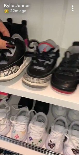 Кайли Дженнер показала коллекцию обуви за  тыс. для пятимесячной дочки