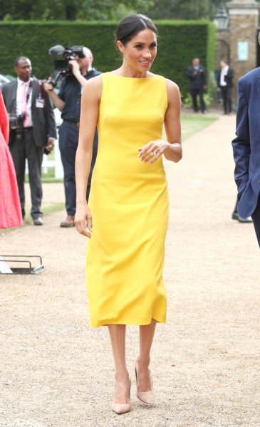 Меган Маркл впервые после свадьбы надела ярко-желтое платье и сразила всех