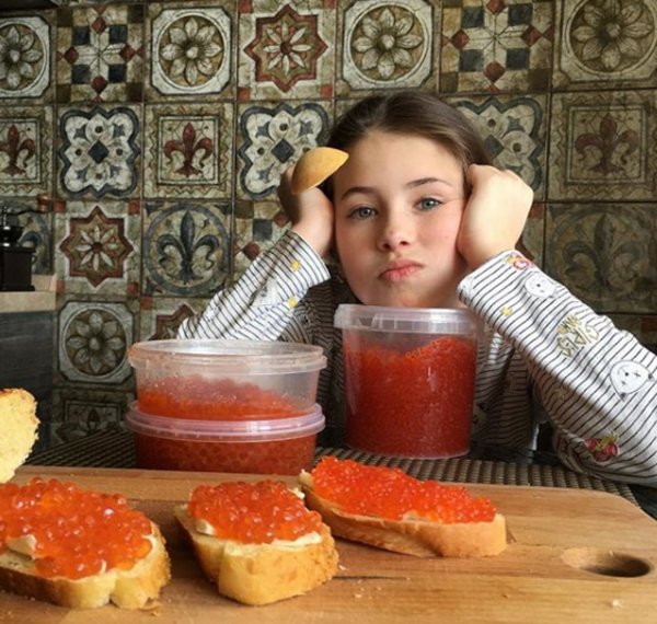 «Куда ещё?»: Дочь обиженного на Россию Алексея Панина вёдрами поедает красную икру