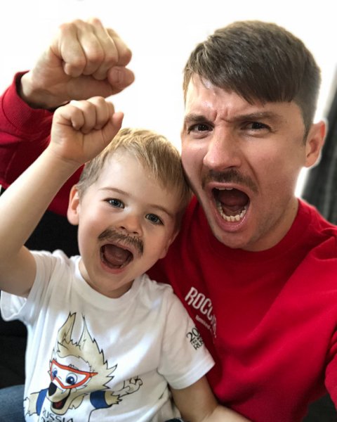 В знак поддержки сборной России Сергей Лазарев показал милый снимок с сыном
