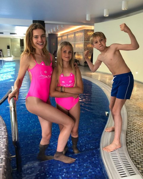 «Как девочка»: 36-летняя Водянова в купальнике выглядит как ровесница своих детей