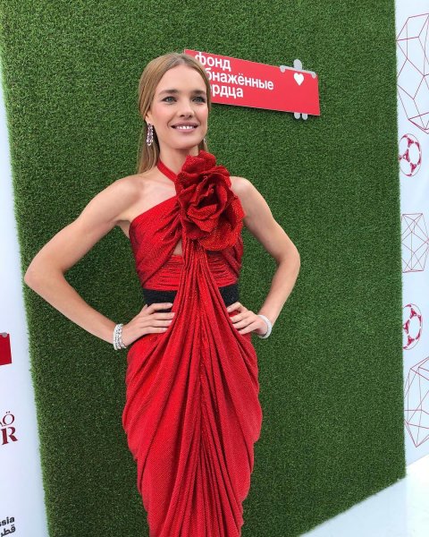 Наталья Водянова в роскошном красном платье восхитила поклонников