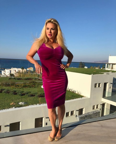 «Какая нелепая фигура»: Анна Семенович в облегающем платье облокотилась «на горизонт»
