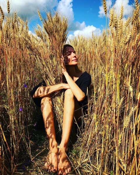 Актриса Любовь Толкалина сфотографировалась обнаженной в пшенице