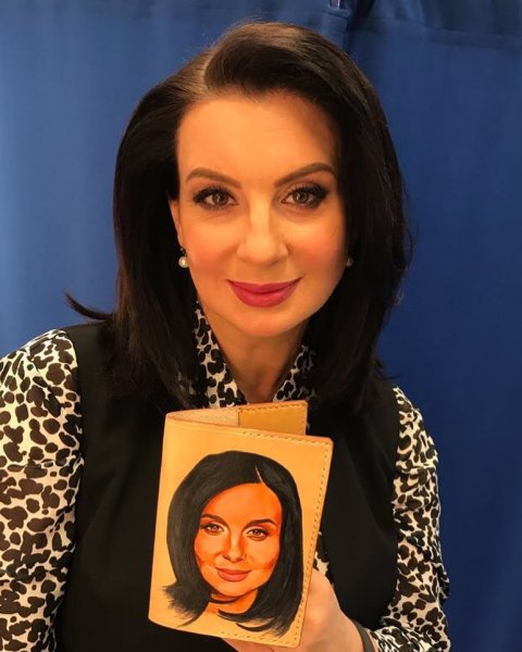 «В жизни круче»: Стриженова шокировала поклонников странным фото на паспорте