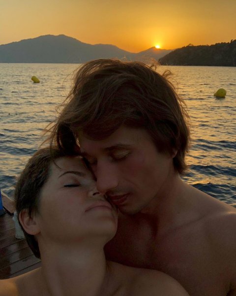 Экс-супруга Пескова показала трогательный снимок с женихом