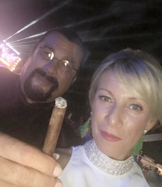 Мария Захарова раскурила со Стивеном Сигалом «сигару мира»