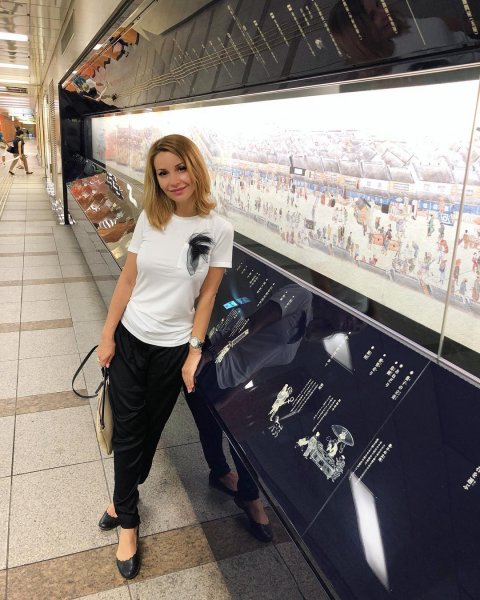 В Японии Ольга Орлова с сыном укрылась от тайфуна в метро
