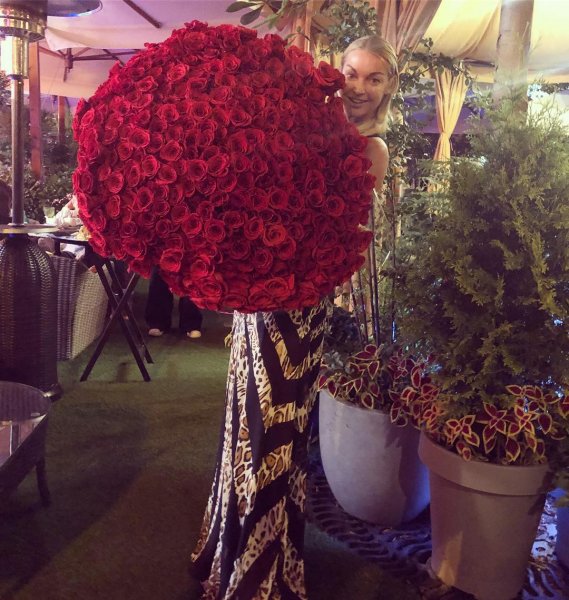 «Подношение за красоту и талант»: Волочкова показала свой «миллион алых роз»