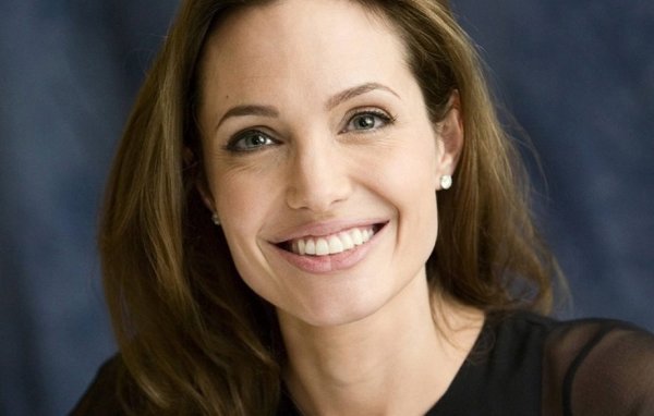 Анджелина Джоли рассматривает возможность усыновления седьмого ребенка
