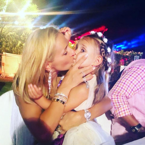 Подписчики возмутились поцелуем Татьяны Навки и ее дочери