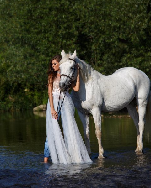 «Волшебница переборщила»: Анну Бузову с лошадкой раскритиковали за джинсы под платье принцессы
