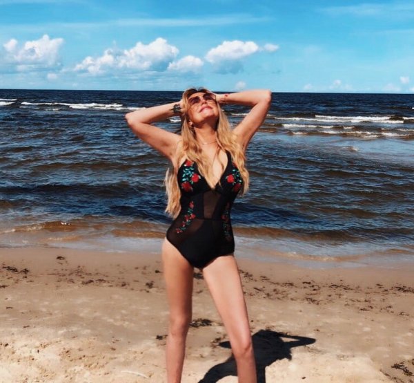Юлия Началова показала фото в купальнике с пляжного отдыха