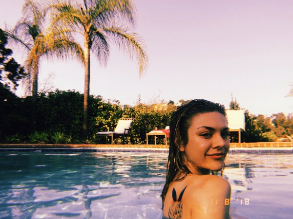 Сексуальная дочь Курта Кобейна показала фото из бассейна