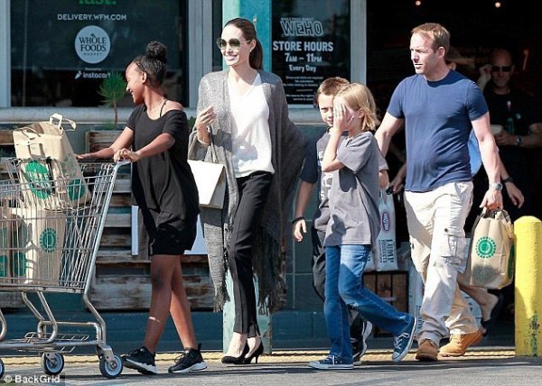 Анджелина Джоли появилась на публике с детьми после слухов о нервном срыве