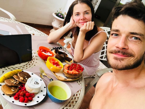 Лиза Боярская наслаждается романтическими завтраками от Максима Матвеева