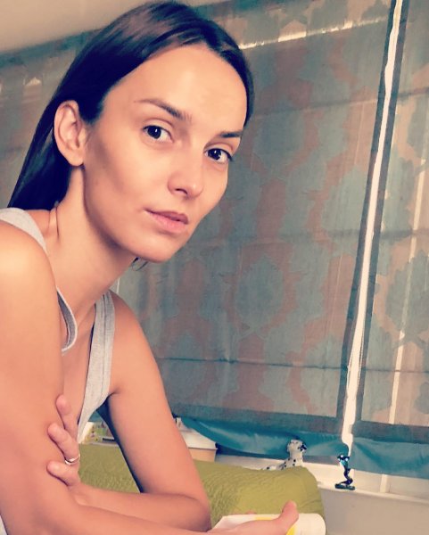 Юлия Зимина показала поклонникам смелую фотографию без макияжа