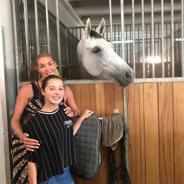Волочкова удивила фанатов приличным фото с дочерью и конем