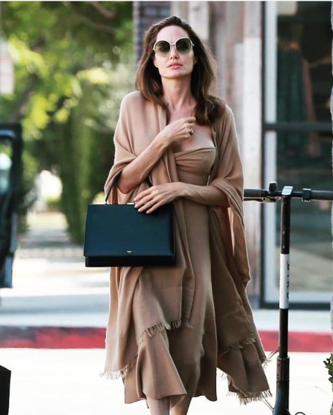У Анджелины Джоли на прогулке с сыном едва не «выпала» грудь