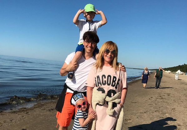 «Уже слишком старая»: Пугачева повесила детей на Галкина, а сама наслаждается пенсией