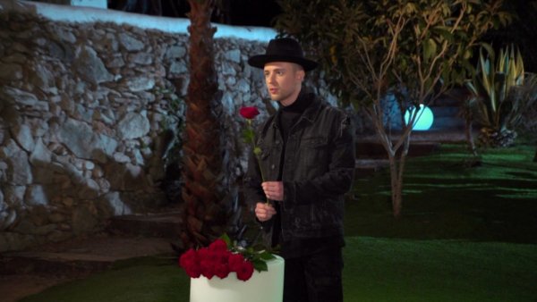 Жительницы Пензы получали розы от Егора Крида