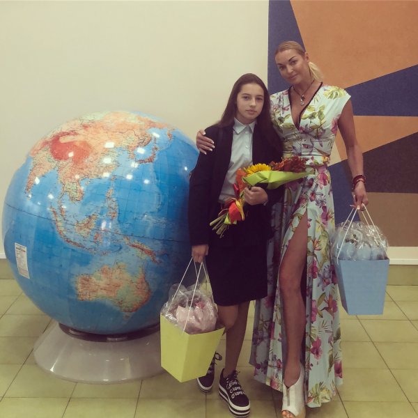 «Разрез до трусов»: Анастасия Волочкова отвела дочь в школу в пошлом наряде – фанаты